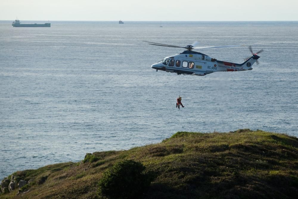 El helicóptero de Salvamento Marítimo rescata a un joven lesionado frente a La Providencia.