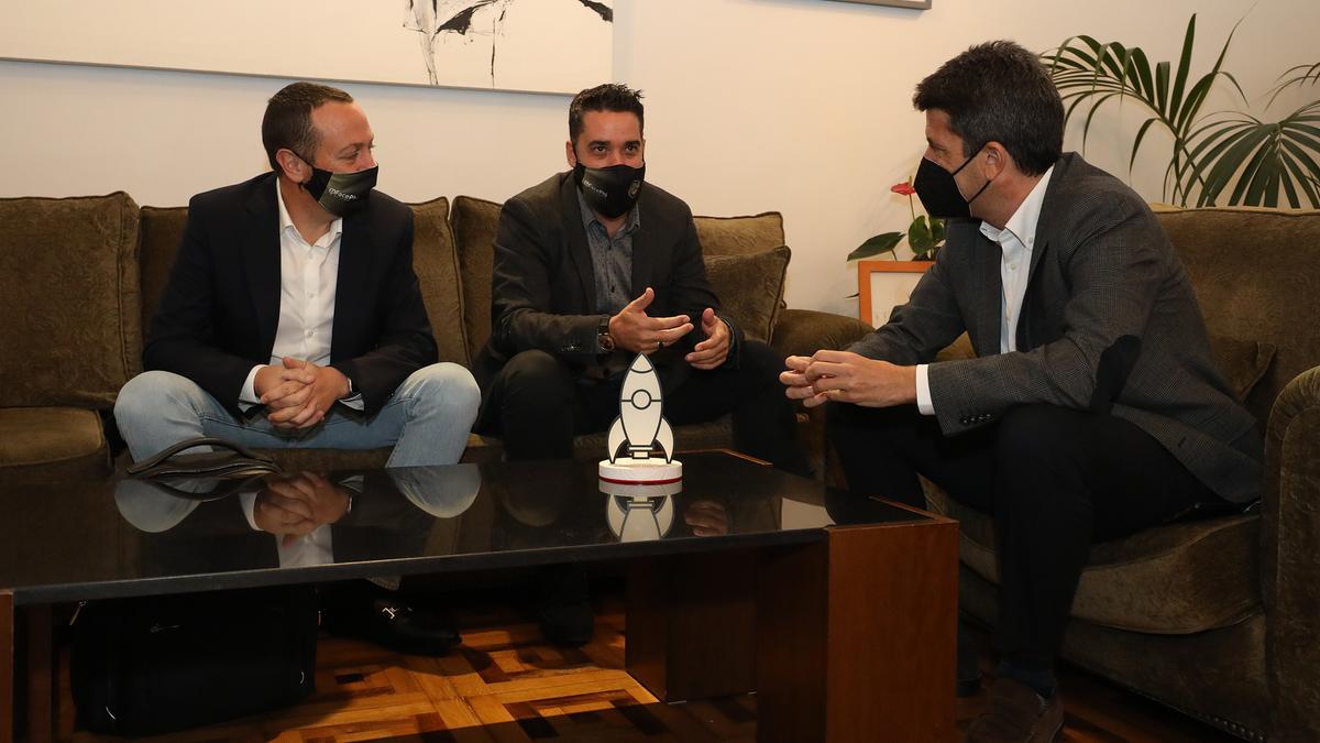 Mazón junto a Salvador Martí y Javier Mira, responsables de FacePhi