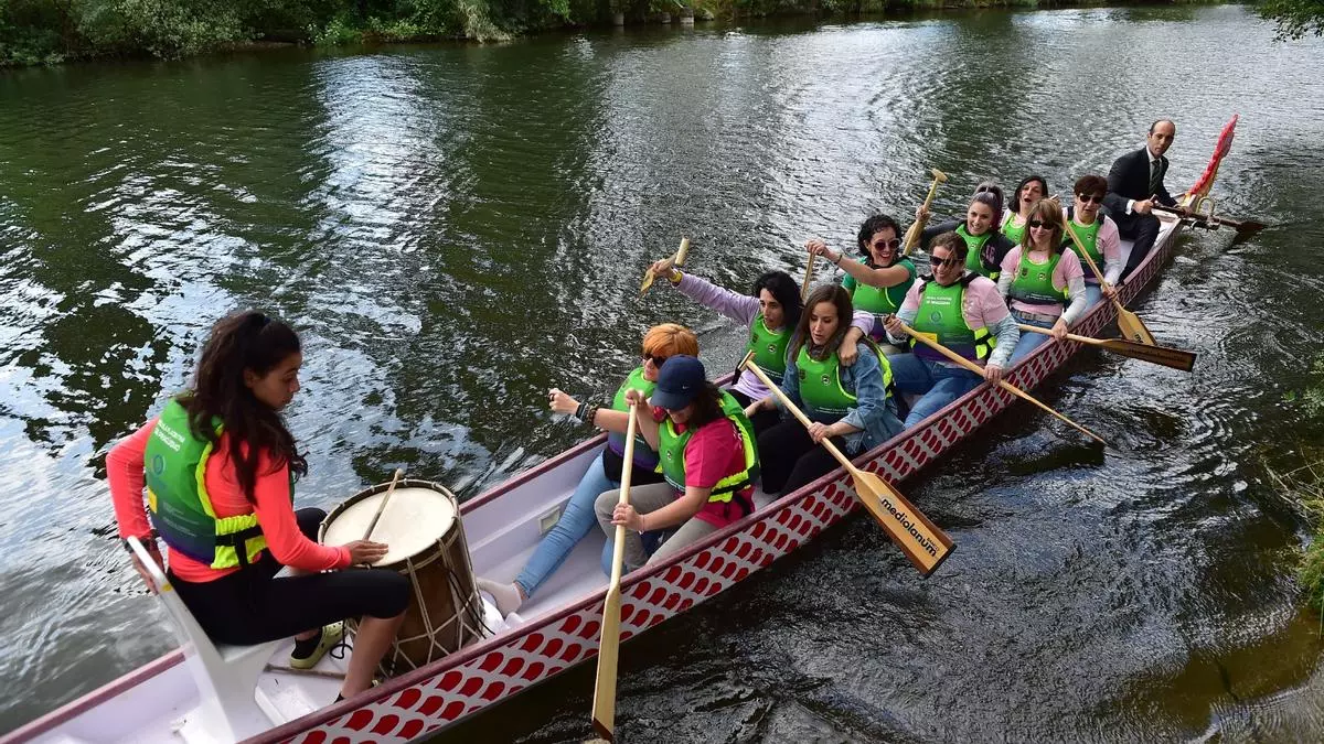 Las 'dragonas' de la AOEx de Plasencia se ganan su propio barco