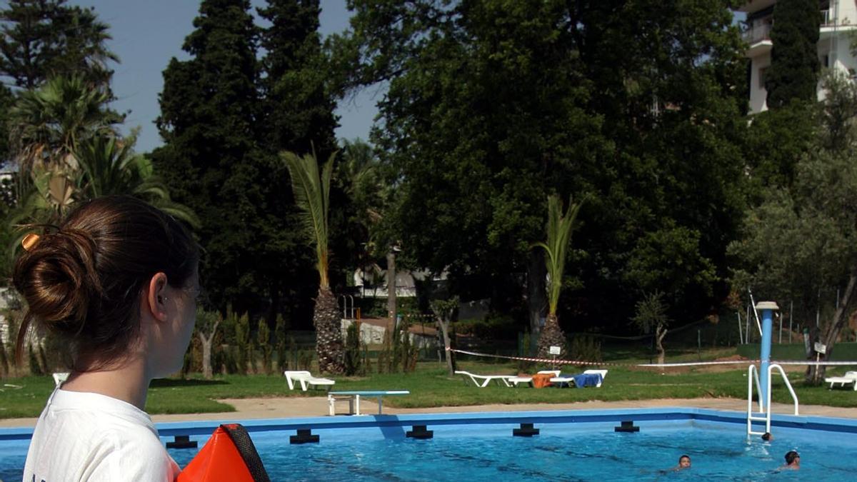 En verano, uno de los empleos demandados es el de socorrista para piscina. / Daniel Pérez