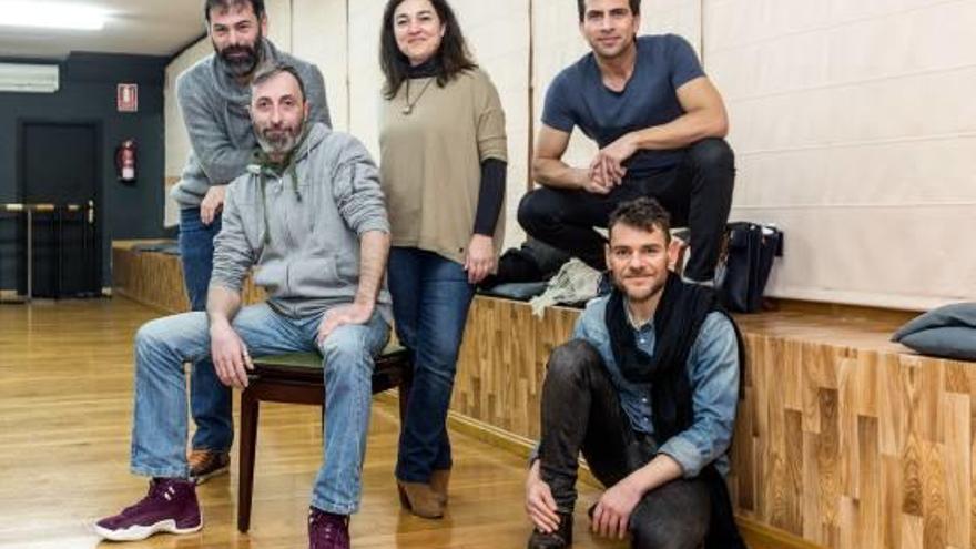 Los intérpretes Morgan Blasco, Mila García, Chechu Moltó y Joaquín Mollà con el director Jorge Muñoz, en el Teatro Principal de Alicante.