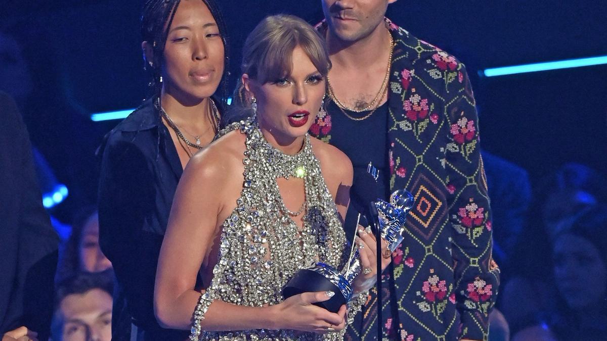 Taylor Swift acepta el premio al mejor video de formato largo por &quot;All Too Well&quot;