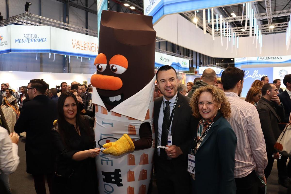 Mompó y Amparo Folgado, alcaldesa de Torrent, en Fitur.