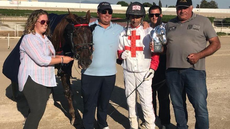 Joan Toni Riera tras recibir el trofeo, junto a Flamenc de Font, Miquel Andreu y el propietario y criador Jaume Morro.