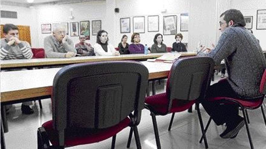 Reunión del STE-PV con algunos de los profesores sin trabajo en la actualidad.