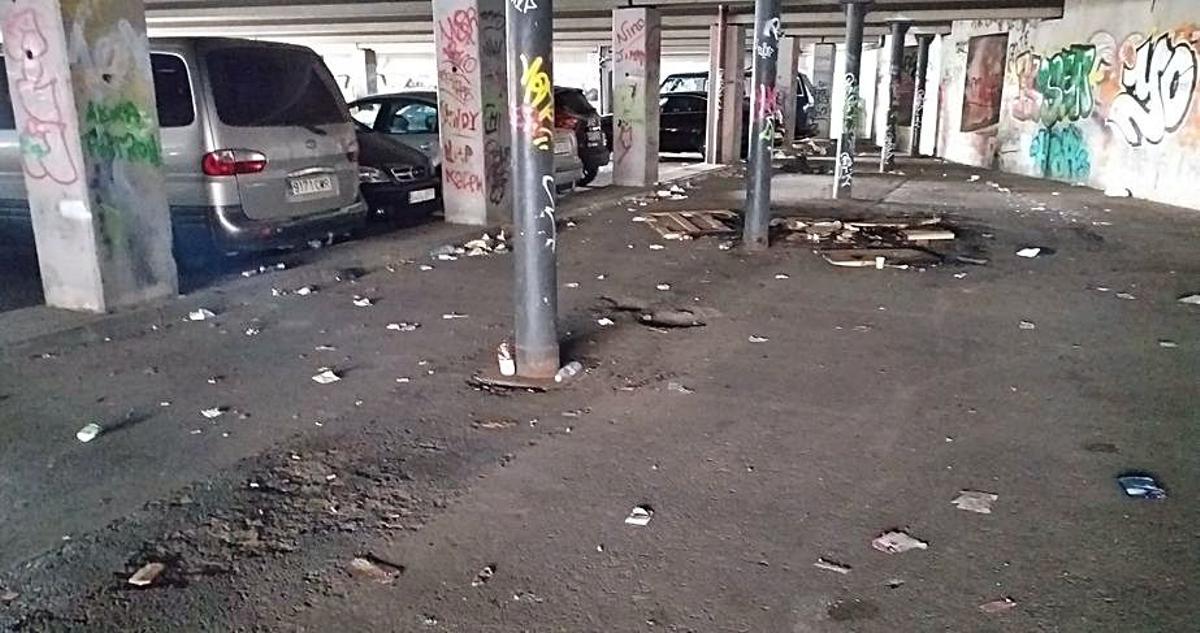 Botellas y restos de comida llenan las plazas del final.