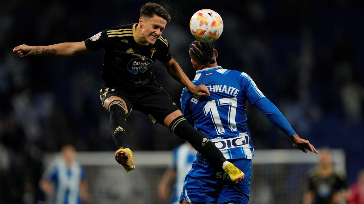 Cervi, el defensa del Celta, despeja un balón aéreo ante Braithwaite en el duelo de Copa.