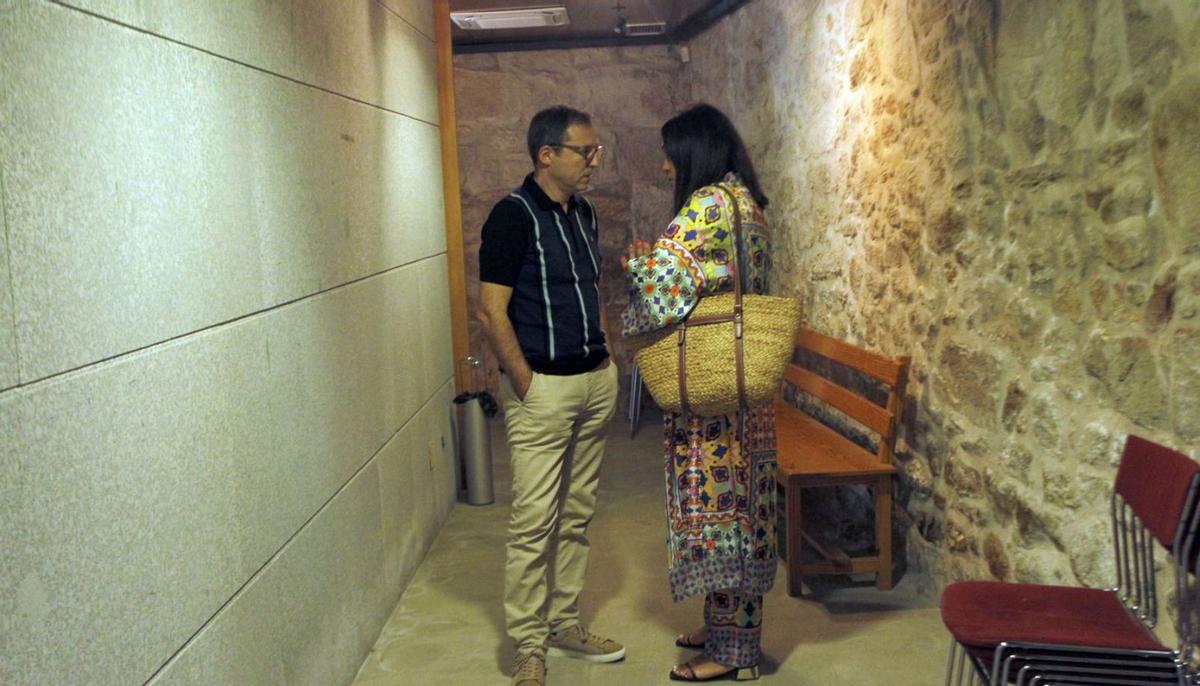 José Manuel Aspérez y Marta Giráldez conversan en un pasillo de la sede comarcal.  | // NOÉ PARGA