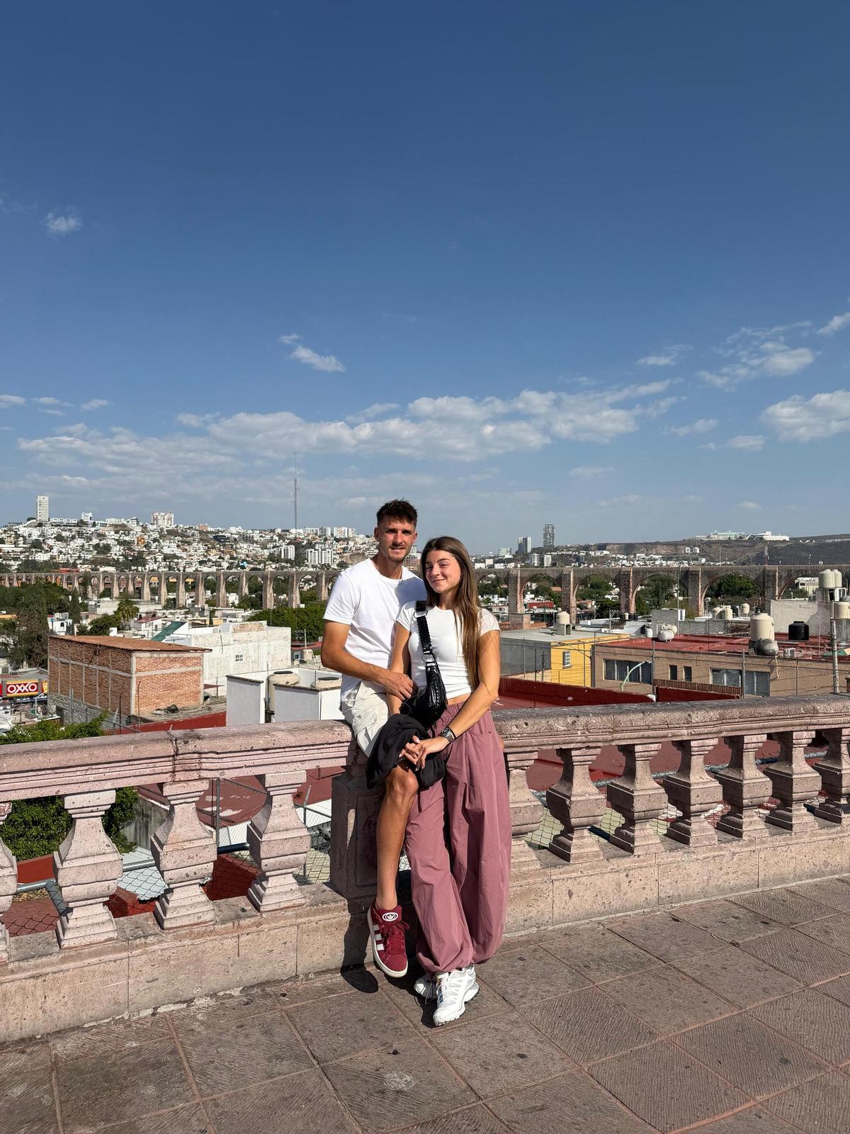 Carlo Adriano García, futbolista profesional natural de Vila-real y ex del Villarreal CF, que milita en el Querétaro FC, junto a u novia, Lucía Portolés en Santiago de Querétaro.