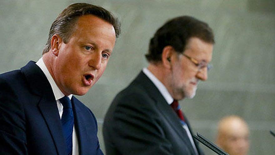 Cameron, junto a Rajoy durante la rueda de prensa.