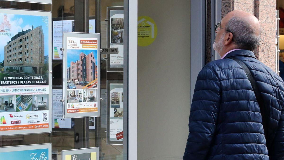 Un hombre observa los carteles de una inmoviliaria