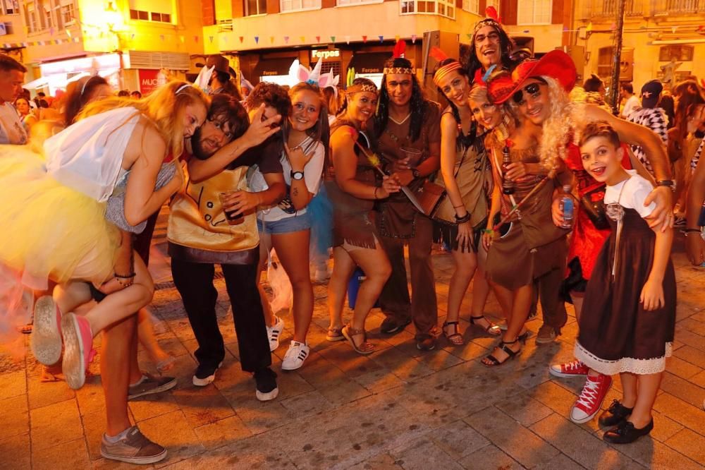 El Carnaval de verano colorea Redondela con miles de disfraces.