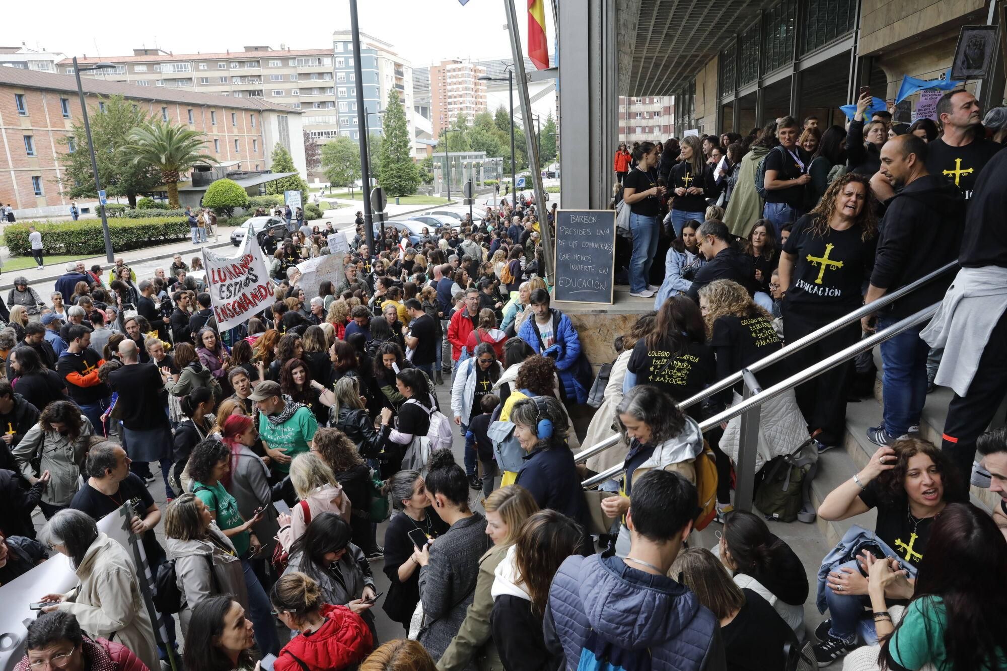 Cientos de profesores se concentran en Oviedo mientras Gobierno y sindicatos negocian.