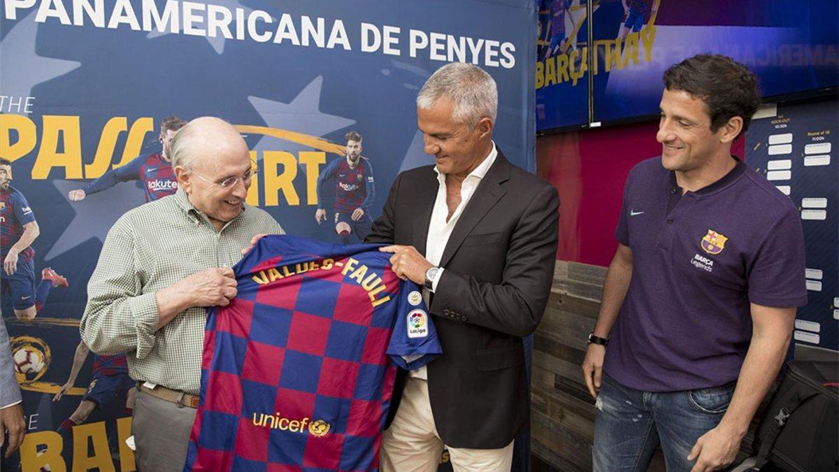 Javier Bordas y Juliano Belletti le entregaron una camiseta con su nombre