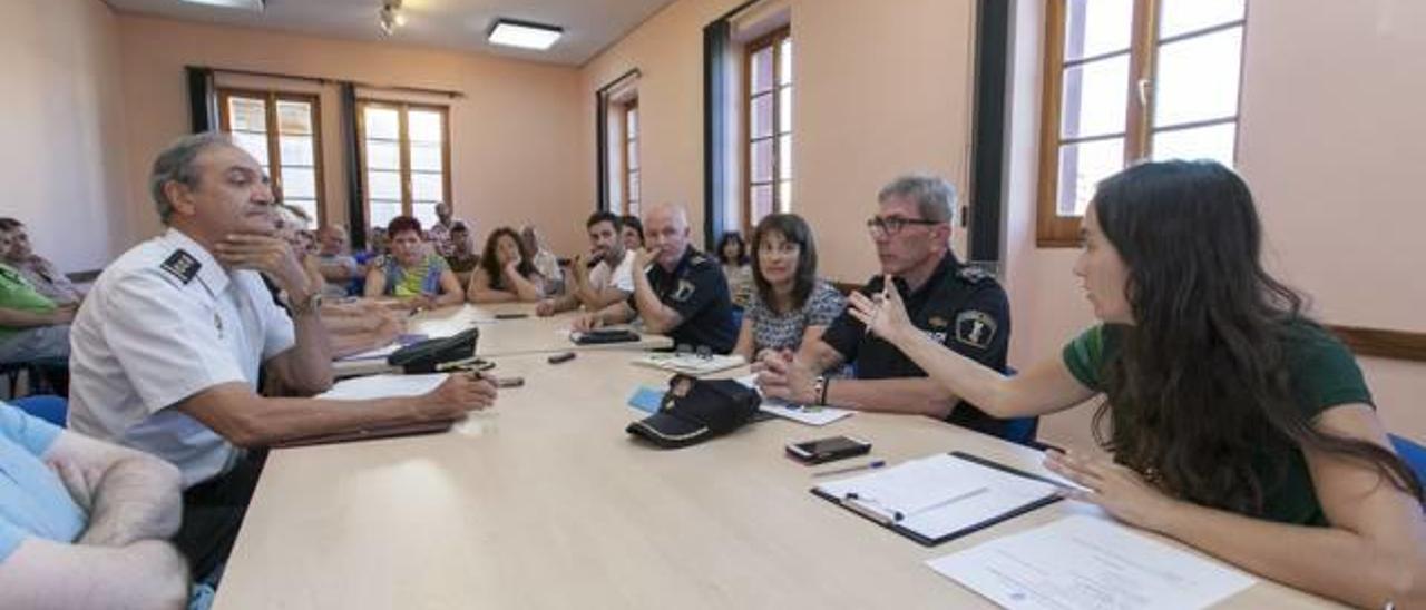 Las policías de Gandia prometen más coordinación en Beniopa