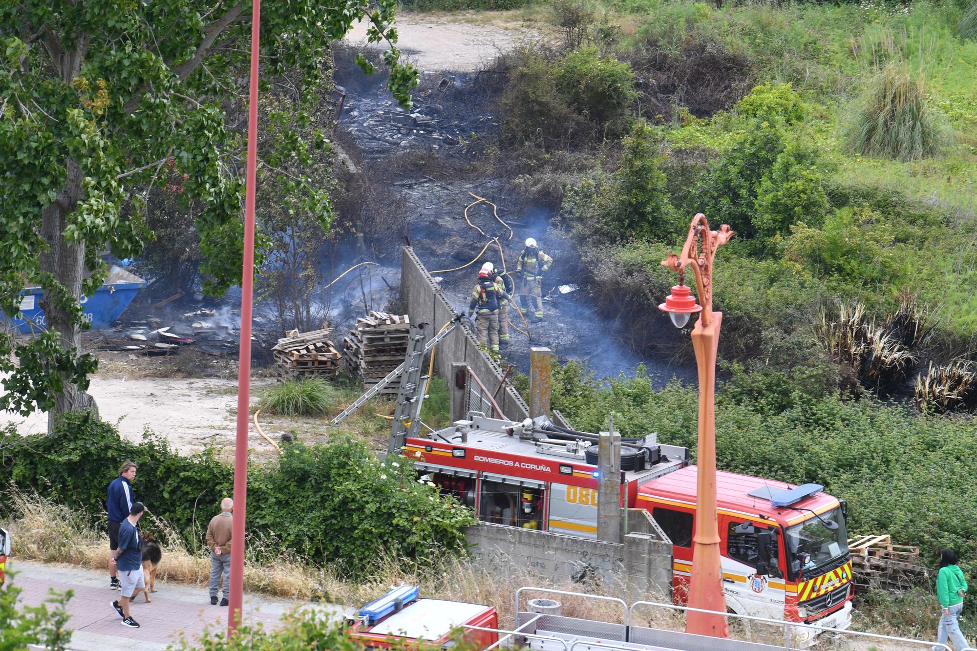 Los bomberos de A Coruña acuden a la avenida de Navarra por un incendio