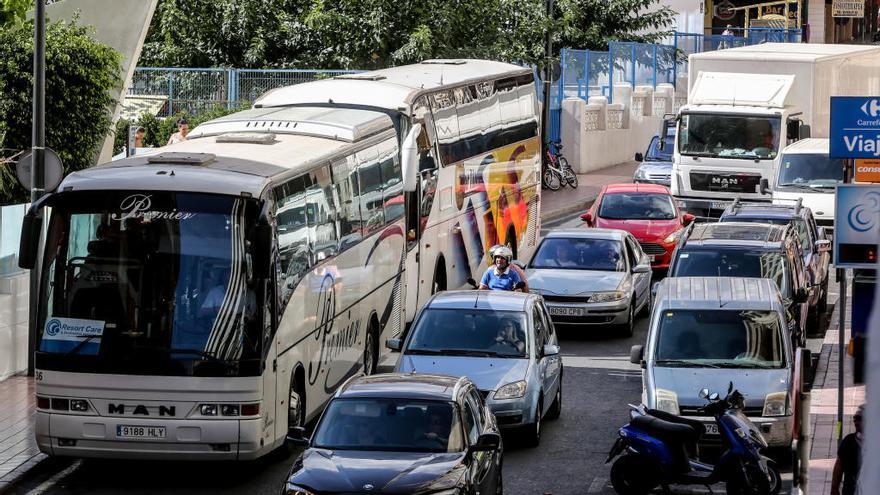 Benidorm redacta un plan para regular el paso de autobuses por el centro