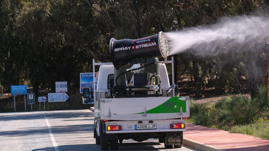 Drones y una zodiac para controlar las plagas de mosquito en Elche, en imágenes