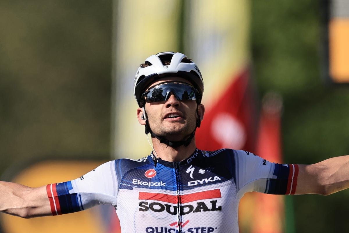 Bourg-en-bresse (France), 20/07/2023.- Danish rider Kasper Asgreen of team Soudal-Quick Step wins the 18th stage of the Tour de France 2023, a 185kms race from Moutiers to Bourg-en-Bresse, France, 20 July 2023. (Ciclismo, Francia) EFE/EPA/CHRISTOPHE PETIT TESSON