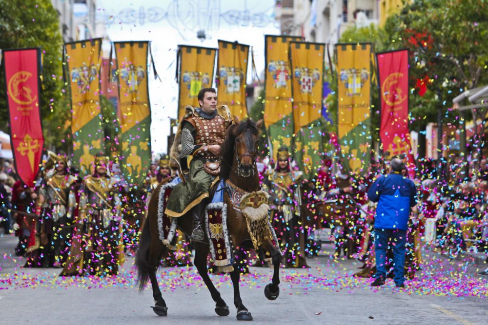 Moros y Cristianos desfilan en Onil entre la lluvia