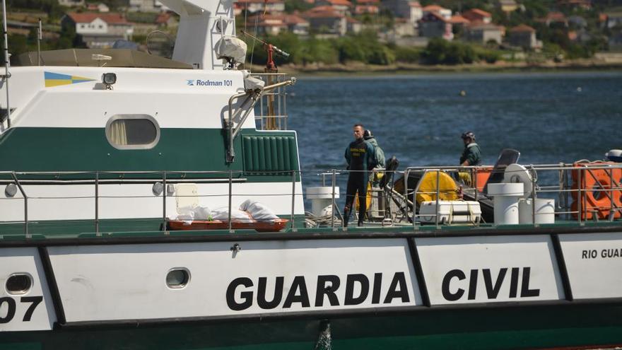 Un barco de la Guardia Civil traslada el cadáver del patrón al puerto de Combarro. // Gustavo Santos