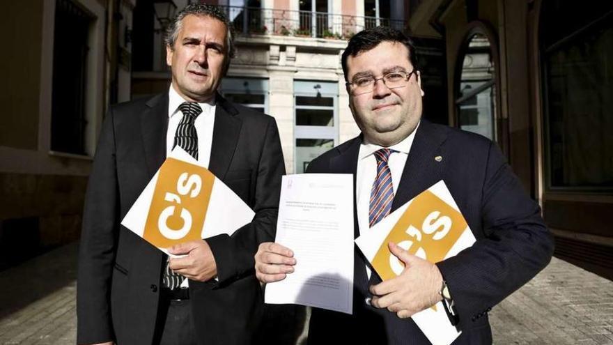 Los concejales de Ciudadanos Luis Zaragoza y Luis Pacho, ayer, con la moción que han registrado.