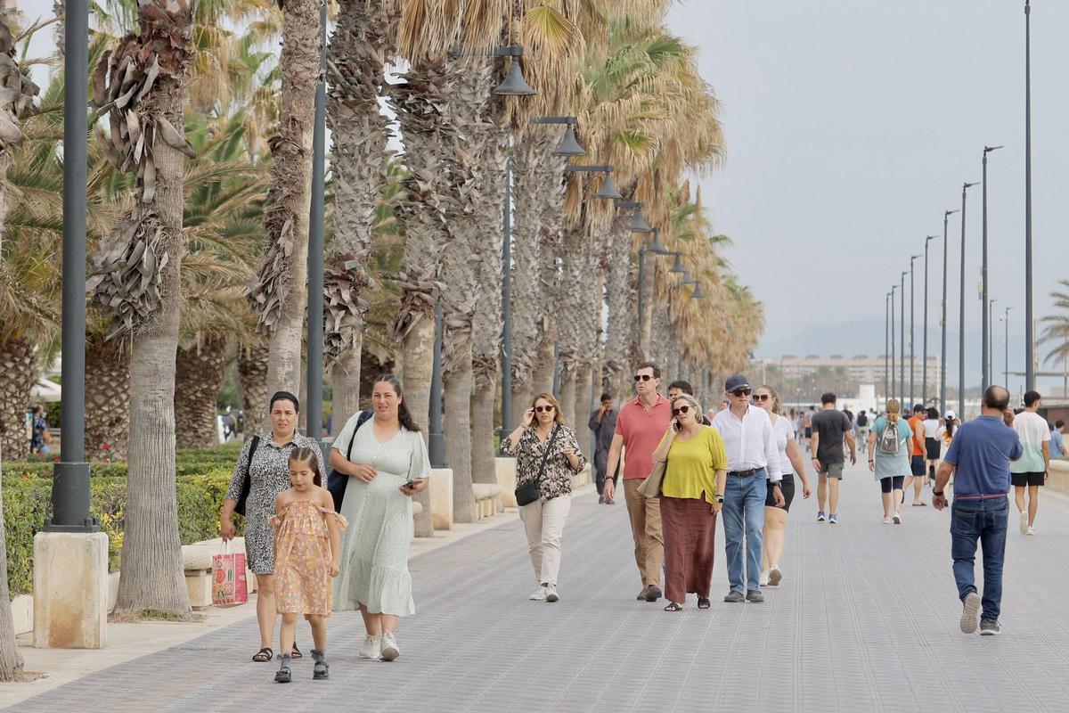 Gran ambiente en las playas de València, pese a las nubes