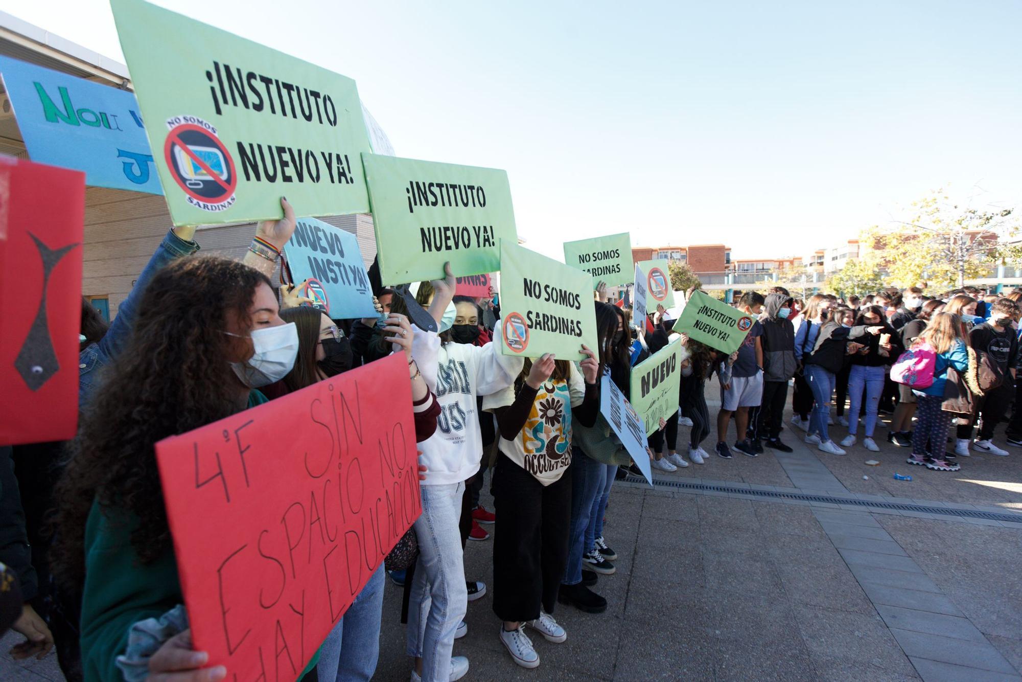 Protestas en el IES Gaia de San Vicente del Raspeig contra la masificación que sufren en el instituto