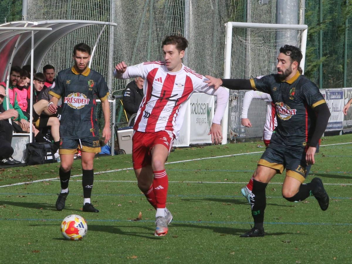 Luismi lucha por un balón en un encuentro anterior del Alondras.