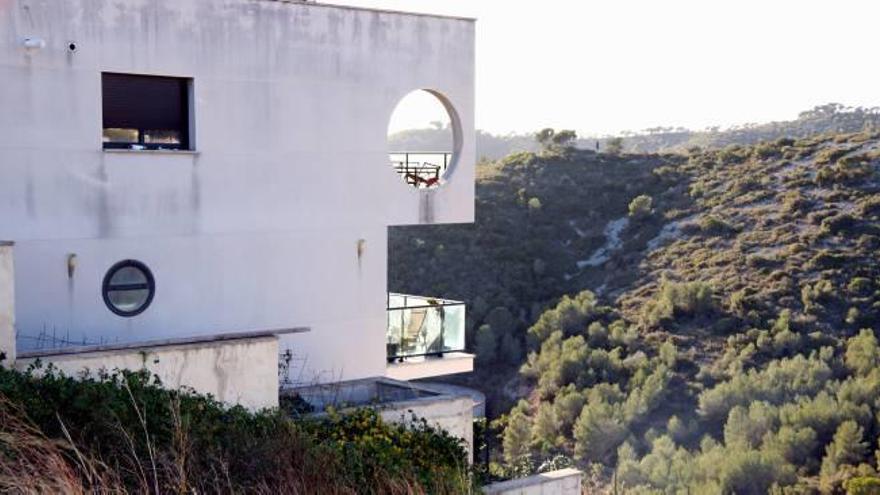 Vista de l&#039;edifici des del qual va caure l&#039;home que va morir ahir a Segur