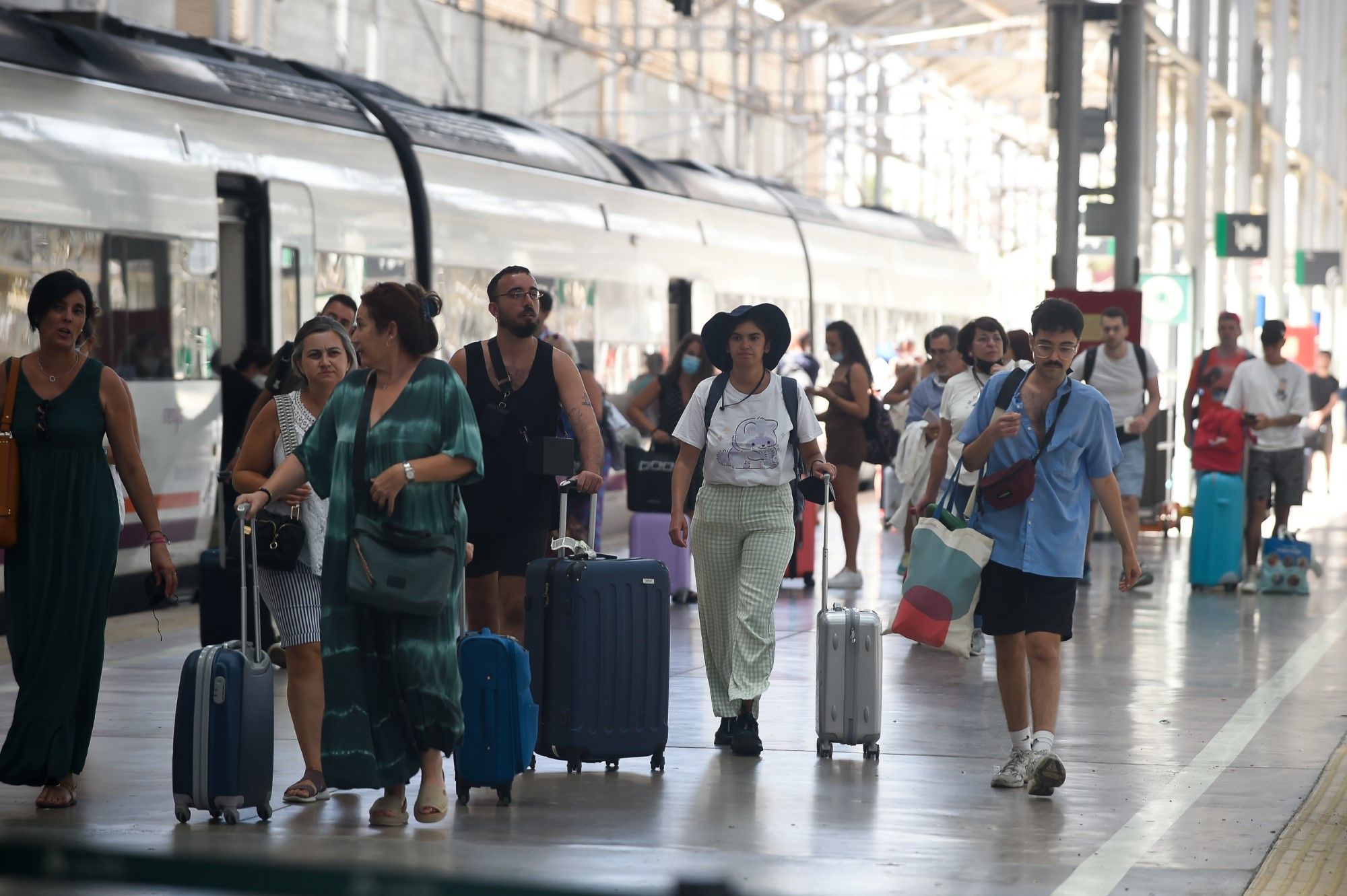 Ya se pueden adquirir los nuevos abonos gratuitos del Cercanías en la estación María Zambrano