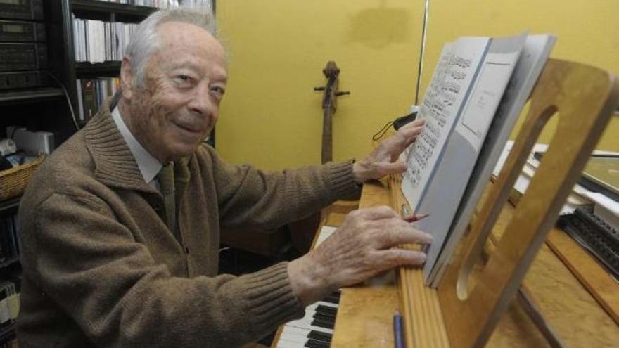 Alberto Zedda, en el estudio de su hogar en A Coruña. / víctor echave