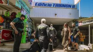 La Guardia Civil inspecciona el apartamento donde comenzó el incendio en Magaluf en busca de pruebas