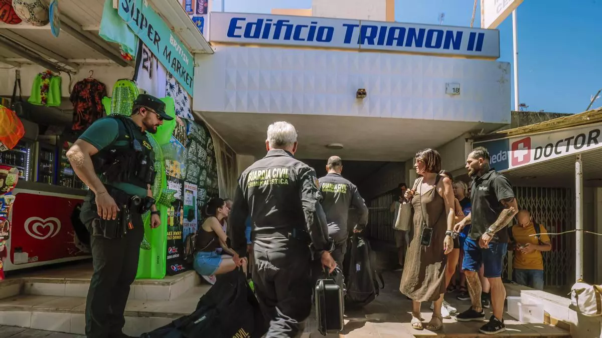 La Guardia Civil inspecciona el apartamento donde comenzó el incendio en Magaluf en busca de pruebas