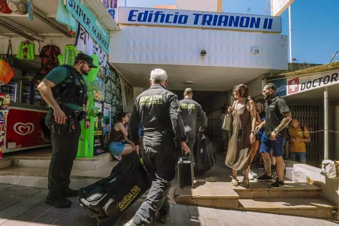 La Guardia Civil inspecciona el apartamento donde comenzó el incendio en Magaluf en busca de pruebas
