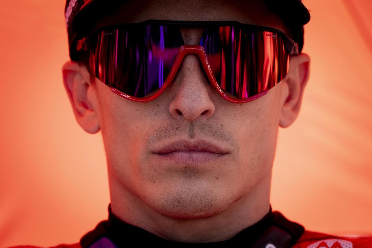 Marc Márquez (Ducati), serio, concentrado, en la parrilla de Silverstone (Inglaterra).