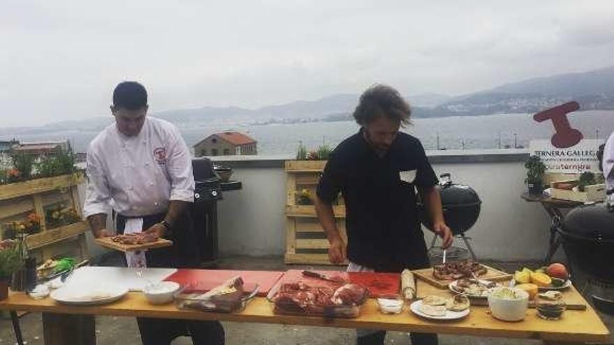 El chef Taky (izq.) y Gipsy chef en la terraza del Berbés. // FdV