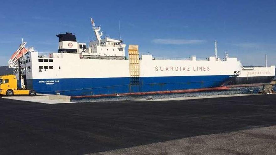 En primer término, la zona de estacionamiento de la rampa 4, con la superficie recién asfaltada. // FdV