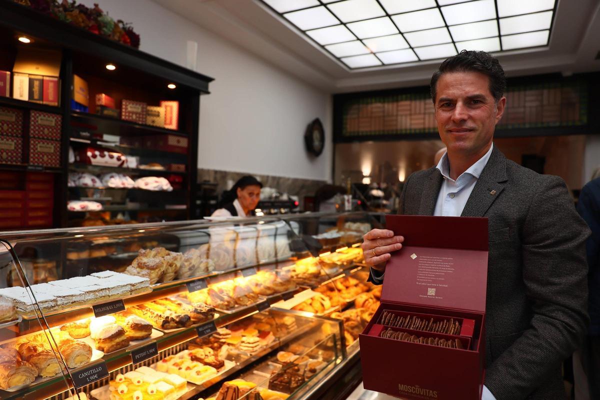 Francisco Gayoso, cuarta generación confitera en Rialto, con un cofre de moscovitas, la más reciente presentación de la apreciada pasta.