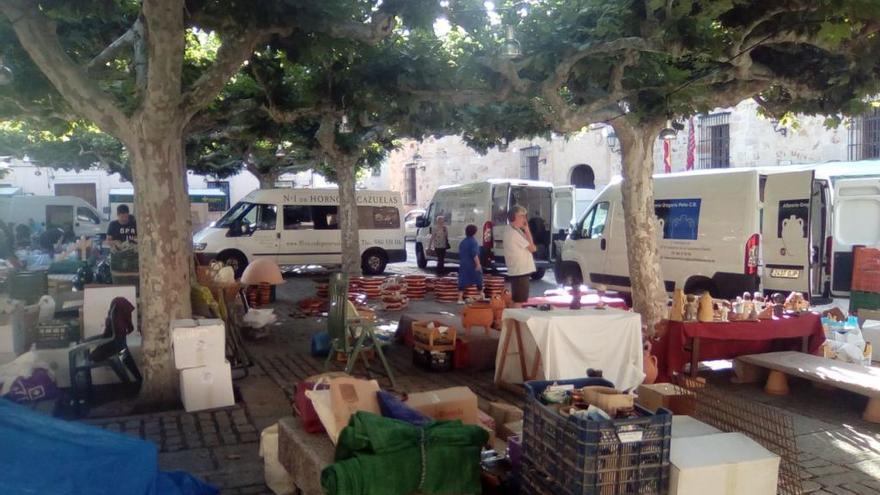 Montaje de la Feria de la Cerámica y Alfarería Popular, esta mañana