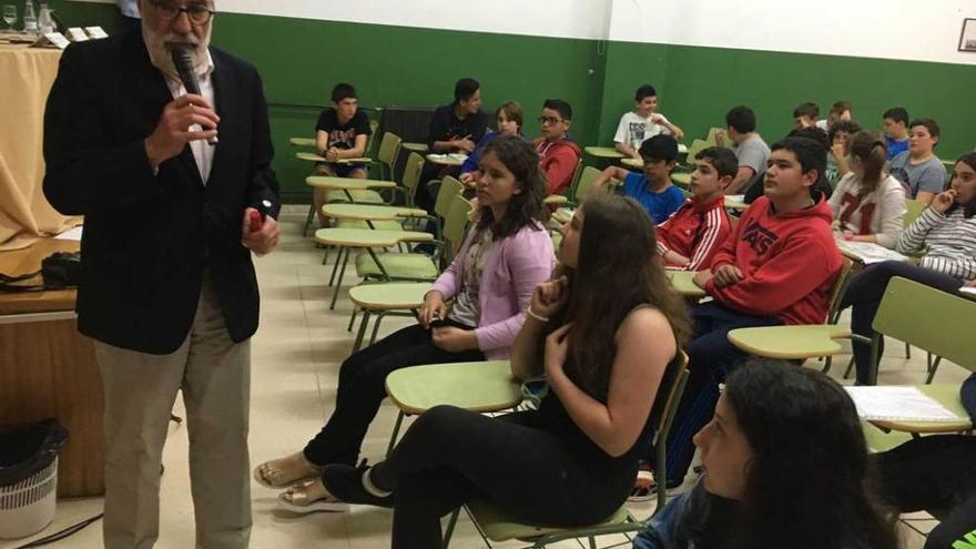 Emilio Urberuaga, ayer, en el Instituto veigueño.