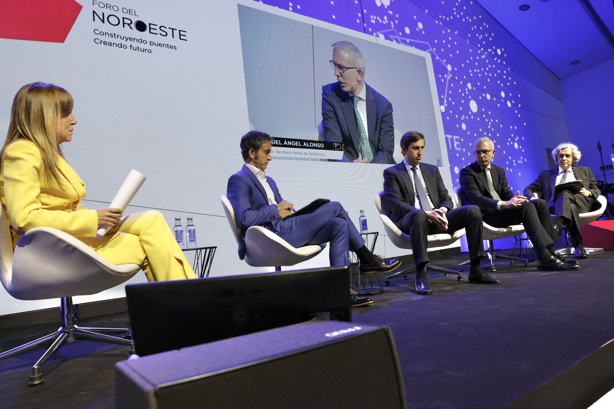 Un momento de la mesa "Tecnología que transforma el Noroeste" con Ángel Pérez, de Aqualia, Gabriel Nebreda, de Ingenostrum, Manuel Ángel Alonso, de Telefónica y el oftalmólogo Luis Fernández-Vega, moderada por Amor Domínguez, de La Nueva España.
