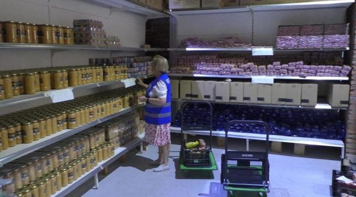 Una voluntaria en el economato de la Agrupación de Cofradías