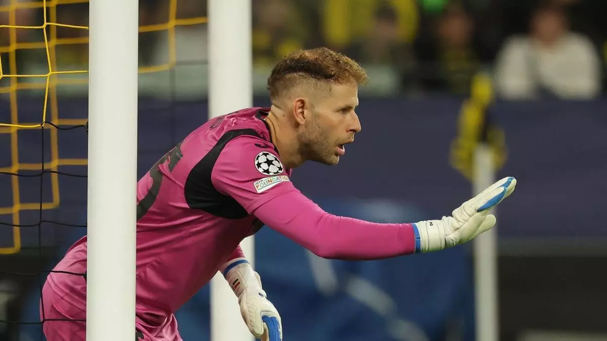 Cuatro encapuchados armados con pistolas atracan de madrugada el chalé de Peter Gulacsi, portero del Villarreal, en Valencia con su familia dentro