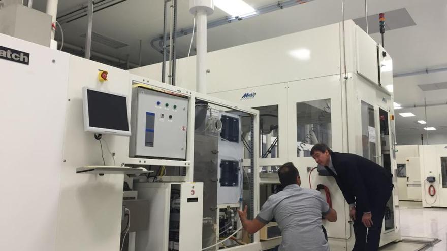Un técnico de Grafen Bull evalúa el estado de la maquinaria de Pevafersa en la planta de Toro. Imagen de octubre de 2015