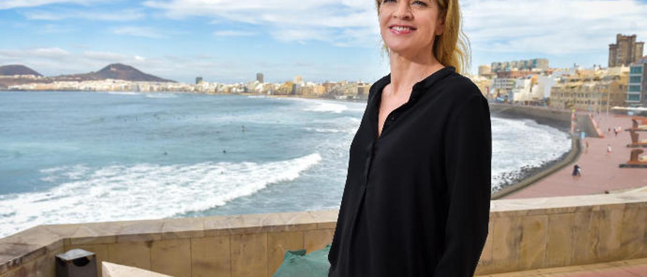 La directora de Orquesta canadiense Keri-Lynn Wilson, ayer, en el exterior del Auditorio Alfredo Kraus.