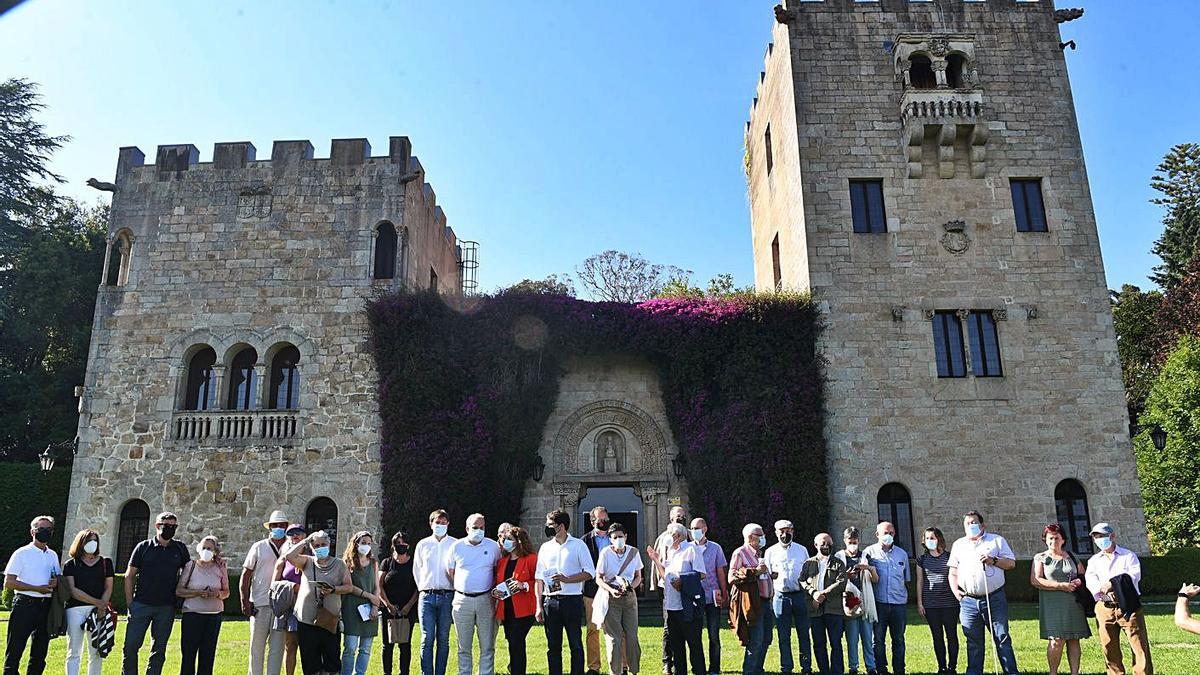 Participantes en la primera visita al pazo de Meirás tras su entrega provisional al Estado. |   // CARLOS PARDELLAS