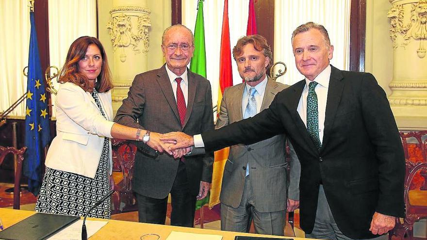 Marina Bravo, Francisco de la Torre, José Fiscal y Paulino Plata tras la firma del protocolo, ayer.