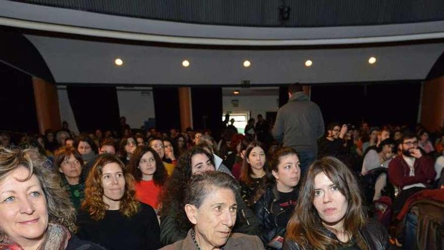 Silvia Federici, en el centro, momentos antes de su conferencia. // G.S