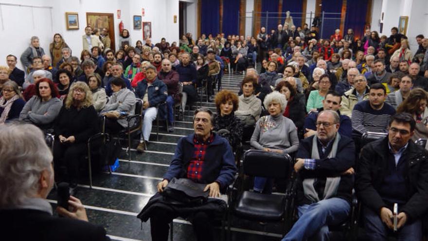 Uno de los autores del plan, Gerardo Roger, se explica ante los vecinos en la asamblea de anoche.